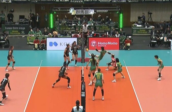 女子バレー、“長～い”美脚で華麗な珍レシーブ 190センチの長身選手の妙技に「おおお、よく上げた！」実況も熱狂 2枚目