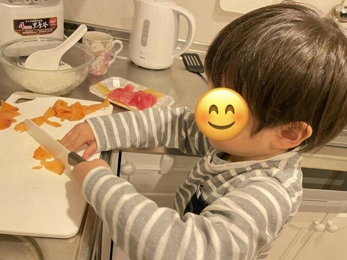  丸岡いずみ、4歳の息子が料理を作ってご満悦「簡単で5分ほどでできる」  1枚目