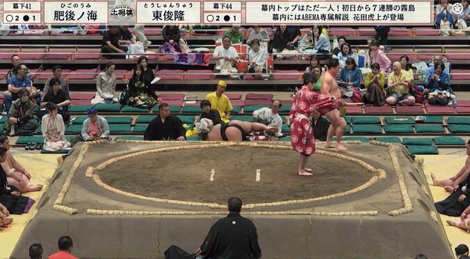 巨漢力士が“回転落下”で控え行司を直撃「あびせ蹴りが行司に…」「顔に足が」ファンひやり 4枚目