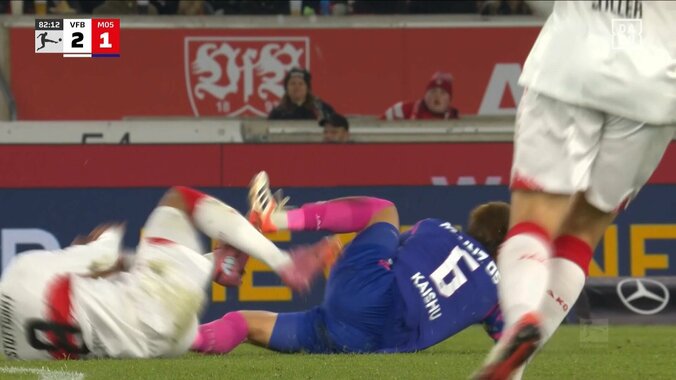 これがファウル？日本代表MF、爆速ダッシュでボール回収するもまさかのジャッジに不満露わ「ボールに行ってますけどね」 3枚目