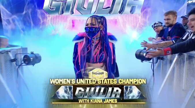 観客に悪態をつきながら入場するジュリア