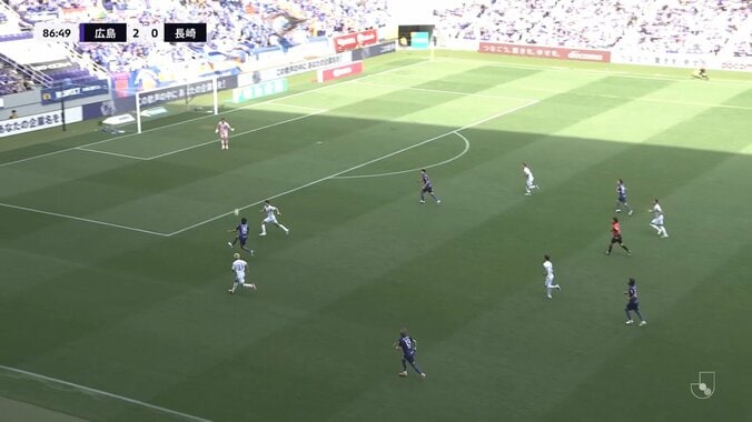 まるでベルカンプ！19歳MFの“変態トラップ”を元日本代表10番も絶賛「真上から来るボールはすごく難しい」走りながらビタ止め→即シュートの超テクニック 5枚目