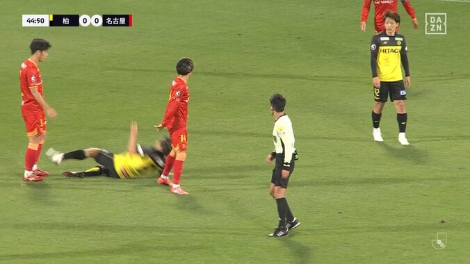 「カード出させるの上手いな」名古屋DF、挑発に乗って相手を突き飛ばし警告…“してやったり”の柏MFにはお咎めなしでファン不満「両方に出して欲しい」 5枚目