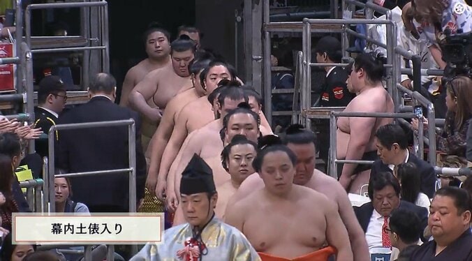 花道に取り残された阿龍（中村）