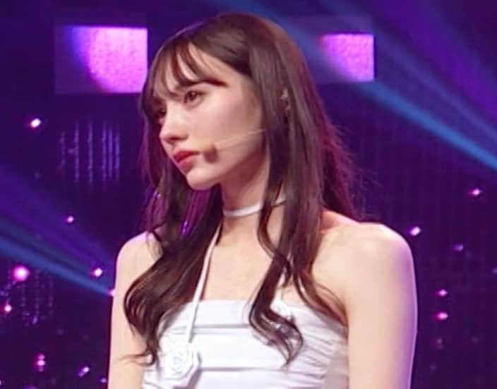 9頭身の美人姉妹の姉、白のハイソックスで清楚系アイドルに変身