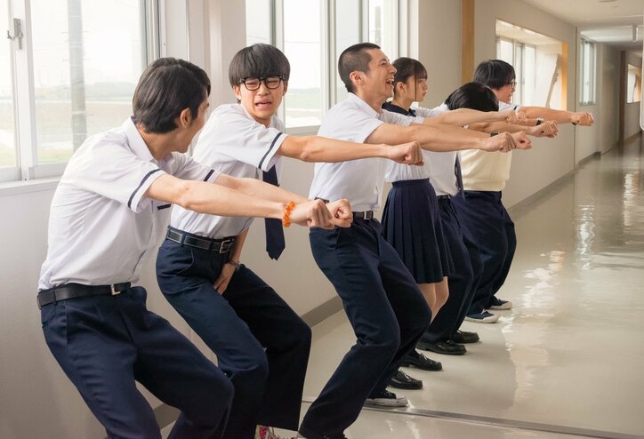 乃木坂46齋藤飛鳥が教室で数学の問題解いたり笑ったり、『キミオイ』新たなメイキング映像