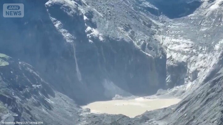 岩盤と氷河の落下地点近くにみえる湖