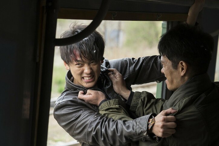 藤原竜也&竹内涼真が初バディ『太陽は動かない』で本格アクション!“極限”の新場面写真解禁