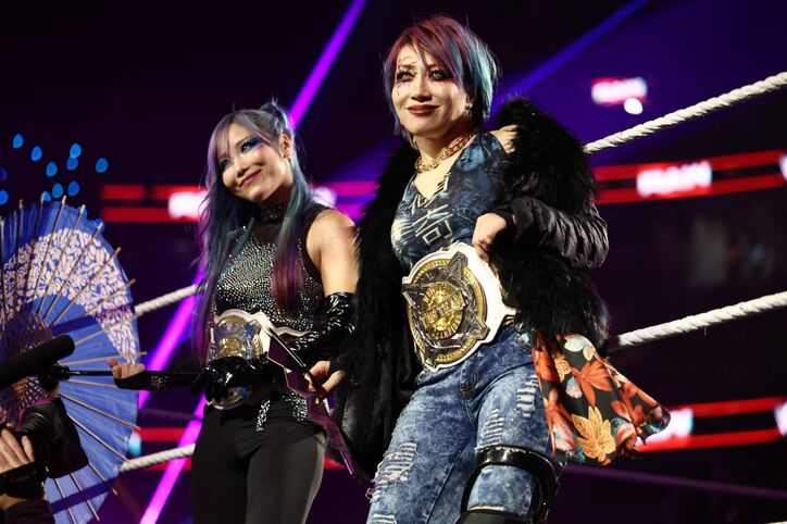 カブキ・ウォリアーズのカイリ・セインとASUKA（写真左から）