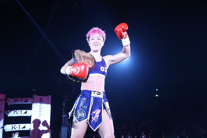 女子軽量級、よもやの“失神KO”に会場どよめき　放送席も「立てない、失神してる」