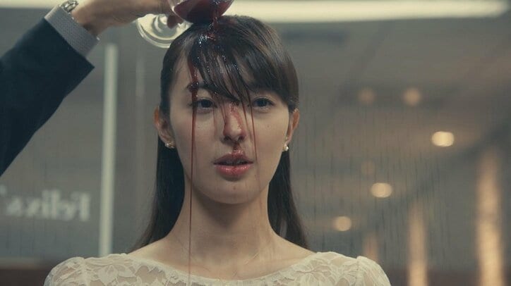 宮本茉由、小日向文世に頭から赤ワインをぶっかけられる　女優デビュー作で体当たり演技