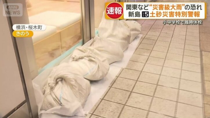 駅構内の店前にはシートの上に土嚢