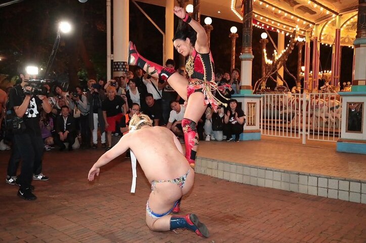 “女子プロレス界の横綱”里村明衣子、路上プロレスで大暴れ！DDT継続参戦で王座挑戦も？