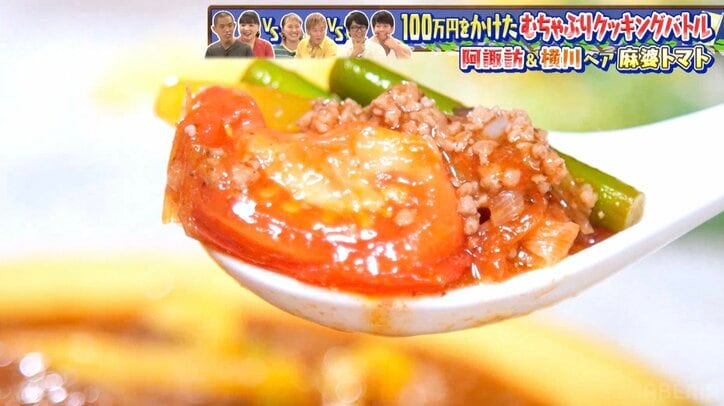 長ネギの荒みじんは素手で、トマトは握りつぶす!ボディビルダー横川、筋肉パワーで麻婆トマトを作る