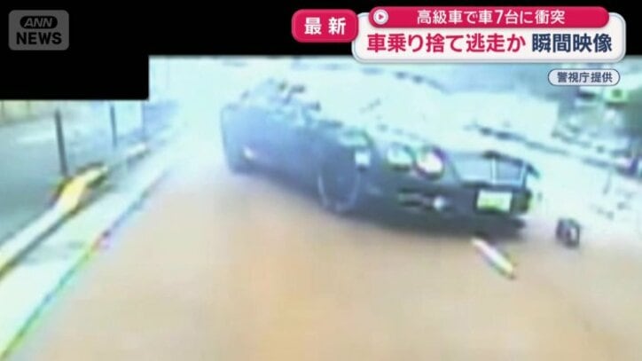 異様なほど白い煙を吐き出すベントレー