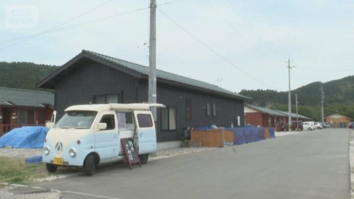 輪島市町野町の仮設住宅に留まるキッチンカー