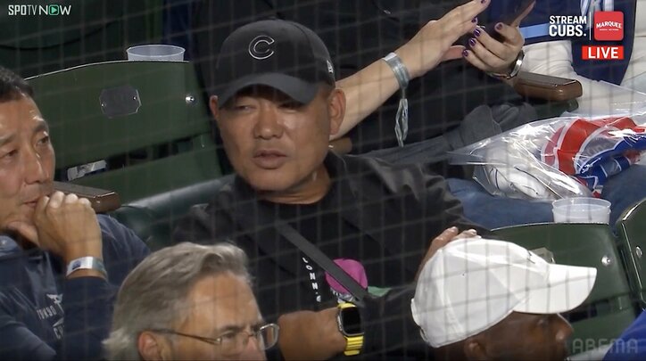 【写真・画像】カブス戦を“大物OB”が現地観戦！「福留がいる」「観に来てたんか！」現地中継に鈴木誠也を撮影する姿が捉えられる　1枚目