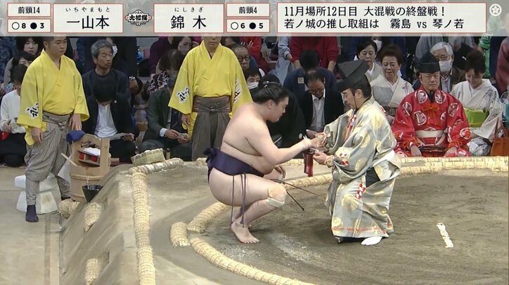 陽キャ力士と行司、懸賞金を受け渡しする位置が近過ぎて相撲ファンじわる 接触しそうなハプニングに「あっぶねw」