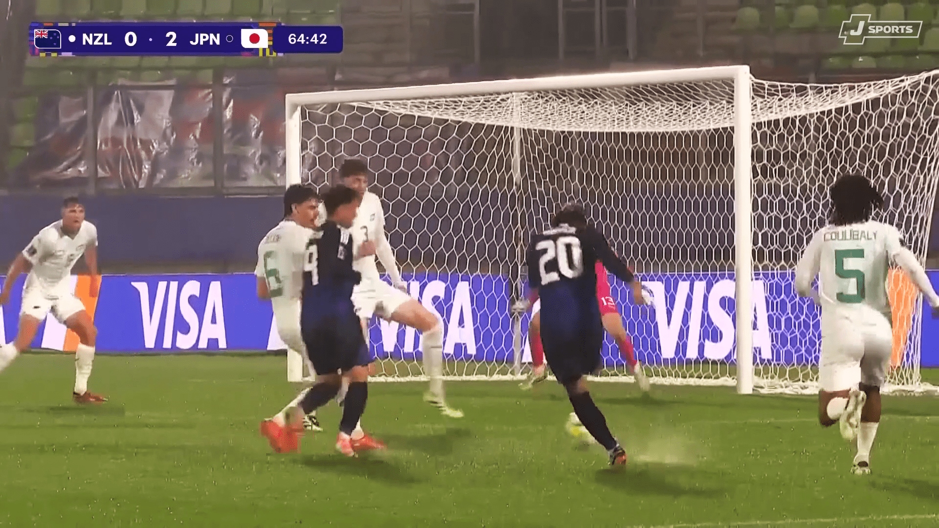 右足を一閃する平賀