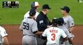 あわや乱闘騒ぎ! 頭上にケツが直撃→盗塁走者が大激怒… 両軍ベンチが飛び出して一触即発の事態