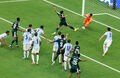 W杯5大会連続出場のレジェンドGKがまさか!痛恨ミス→失点「あれキャッチできないか」強豪ウルグアイ守護神、呆然と立ち尽くす