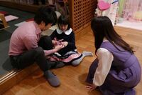 「本当の親子みたい」「絵に描いたような家族」土屋太鳳、田中圭＆子役のあやとりの様子を公開し反響