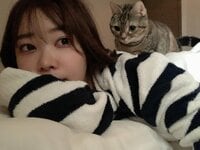 指原莉乃の背中で愛猫がフミフミ「うつぶせになって携帯触ってたらマッサージ屋さん来てた」