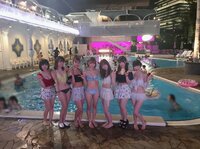 もえのあずき『メンバー全員でナイトプール♡』