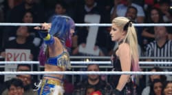 「何やってんのw」人気日本人女子レスラー、“まさかの行動”にツインテ美女ブチギレ…まるでコントな“身長マウント”にファン爆笑