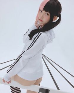 「破壊力ありすぎる」人気コスプレイヤー・えなこ、美ヒップあらわなオフショットにファン大興奮