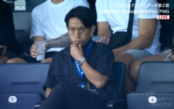 「表情が険しすぎるw」ボーフム電撃加入の三好康児、スタンド観戦姿に脚光「経営者みたいだな」盟友・板倉滉を鋭い眼差しで見つめた一部始終