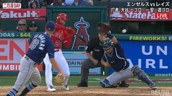 「ちゃんと捕ってよ」と嘆きたくなるアクシデント 149キロの速球が球審の顔面直撃「球審かわいそう」「ダイレクトアタック」