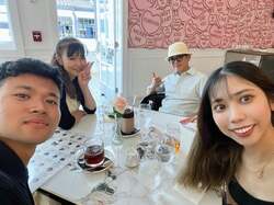 薬丸裕英、ハワイの店で家族と一緒にランチ「子どもたちにゴチになりました」 