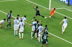 W杯5大会連続出場のレジェンドGKがまさか！痛恨ミス→失点「あれキャッチできないか」強豪ウルグアイ守護神、呆然と立ち尽くす