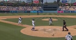 何が起きた？ 大谷翔平の目の前で“想定外のハプニング”「どうした」「怖っ！」 相手投手がとんでもない大暴投→一気に爆速生還「実質ホームランやん」