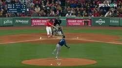 吉田正尚、105マイルの超速打球がピッチャーを強襲。センター前には抜けずとも内野安打に「ピッチャー大丈夫か」「ピッチャーを攻撃したw」