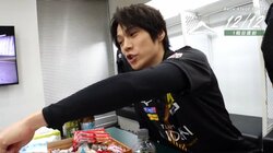 控室が“高級菓子屋”状態に！カメラマン「めちゃくちゃ立派」選べないほどの物量にイケメン雀士もウハウハ／麻雀・Mリーグ