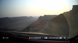 断崖絶壁も躊躇なし！世界最速ラリーカーが“崖っぷち”を攻める離れ業 捉えた狂気のダウンヒルに一流の妙技