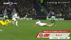 一体何が起きた？ゴール前で守備陣3人がバタバタ転倒してスタジアム騒然！ 華麗過ぎるフェイントにつられて選手が次々にコケまくる痛快シーン