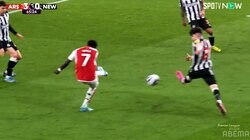 「もはや惨い」「理不尽！」キュンキュン切り返し→針の穴を通す一撃の決定的瞬間 アーセナル・エースの５試合連続７点目にファン大興奮「怪物だ」「なんでそれが入る？」