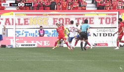 「これは痛い」「嘘だろ」超至近距離からズドン！弾丸シュートを真っ向から顔面ブロック！体ごと大きく吹っ飛ぶ衝撃シーンに「大丈夫か？」