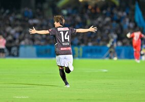 「絶妙なゴロショット」「見たことない」川崎MF脇坂泰斗が意表を突いた「低弾道FK」決める！ 鹿島戦勝利を決定づけた“天才的ゴール”