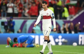 「同情する」試合終了直後に侵入者、失意のC・ロナウドは強く振り払うも同情の声