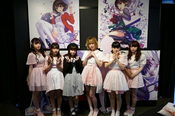 妄キャリ、“冴えカノ”聖地の坂道でヒロインとリンクした新曲ジャケ写公開 3枚目