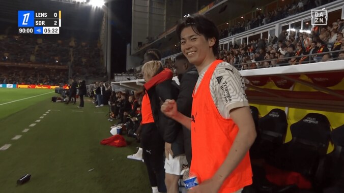 「公式いい仕事してるわ」「最強の癒しきた」中村敬斗＆伊東純也のにっこにこオフショットが話題沸騰「なにこれ可愛いんだけど」中村の呼びかけに伊東がはにかみサムアップ 4枚目