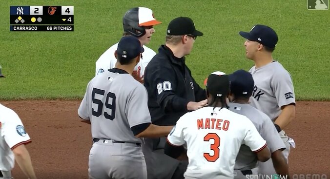 【写真・画像】一体、何が起きた？ マウンドから睨んでニヤつく… 160キロ超え剛速球連発！“史上最速男”チャップマン、奪三振後に“恐怖リアクション”　1枚目