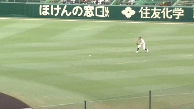 甲子園で輝いたレーザービーム 徳島商・森口がライトから一直線の“鬼肩“返球でアルプス騒然「ものすごい送球が返ってきた！」 1枚目