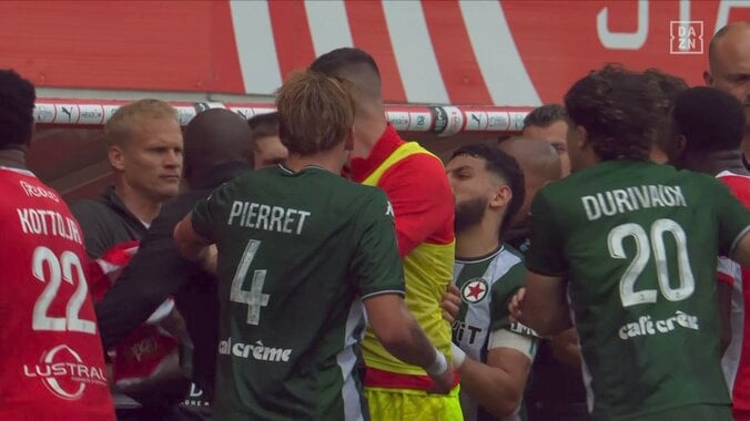 「没収試合になるぞ？」中村敬斗出場試合で乱闘騒ぎ…ベンチから両チーム飛び出す大荒れの事態に場内＆ネット騒然 2枚目