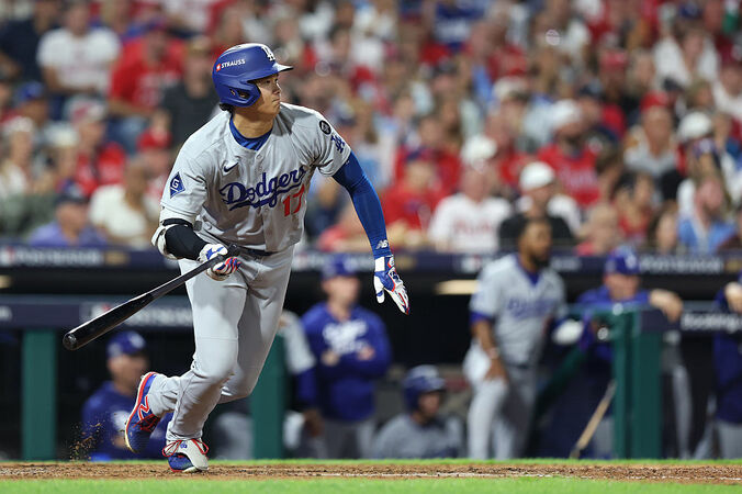 【写真・画像】一体、何が起きた…！？ 大谷翔平の打席で“想定外のハプニング”「審判怒ってる？」「シャレにならん」相手捕手に異変→まさかの衝撃展開に　1枚目