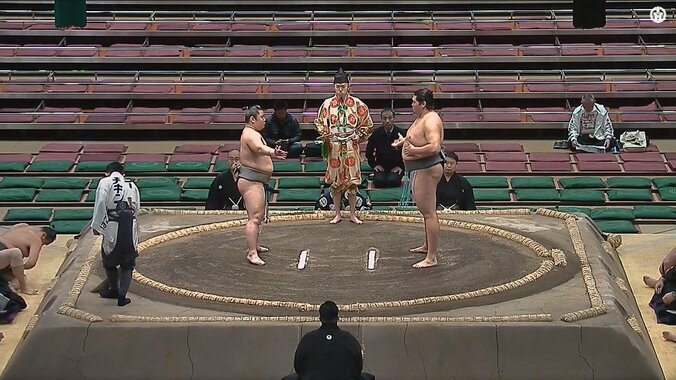 写真右が現役最長身197センチ 序ノ口十九枚目の天昇山（玉ノ井）